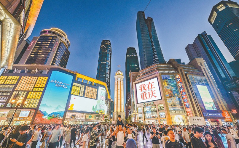 2025年8月12日，渝中區(qū)解放碑，眾多游客在此拍照留影。首席記者 龍帆 攝/視覺重慶