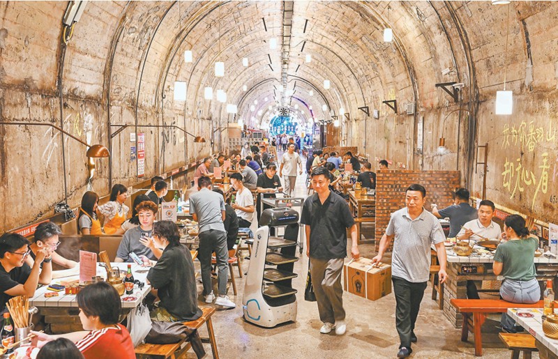 2025年6月18日，渝北區(qū)，眾多食客在防空洞“地下之城”火鍋店享受美食。記者 張錦輝 攝/視覺重慶