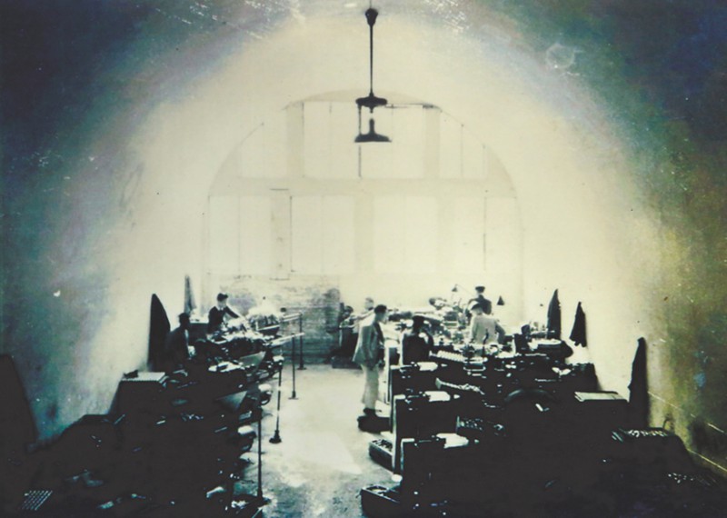 兵工署第五十工廠在防空洞內(nèi)生產(chǎn)情形。（資料圖片）