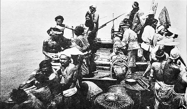 抗戰(zhàn)時期，川江雙輪驅(qū)動的木船運輸。（資料圖片）