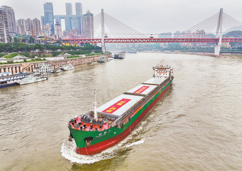 2024年5月11日上午9點，萬噸級江海直達(dá)船“創(chuàng)新5”號經(jīng)過重慶中心城區(qū)長江水域，駛向終點江津珞璜港。首席記者 龍帆 攝/視覺重慶