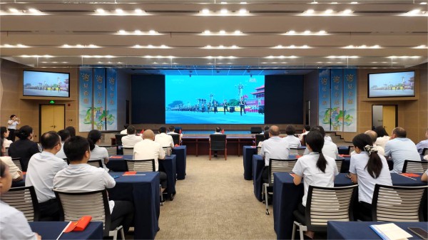 集中觀看閱兵儀式。郵儲(chǔ)銀行重慶分行供圖