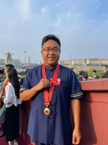 楊聰受邀現(xiàn)場觀看閱兵儀式。郵儲(chǔ)銀行重慶分行供圖