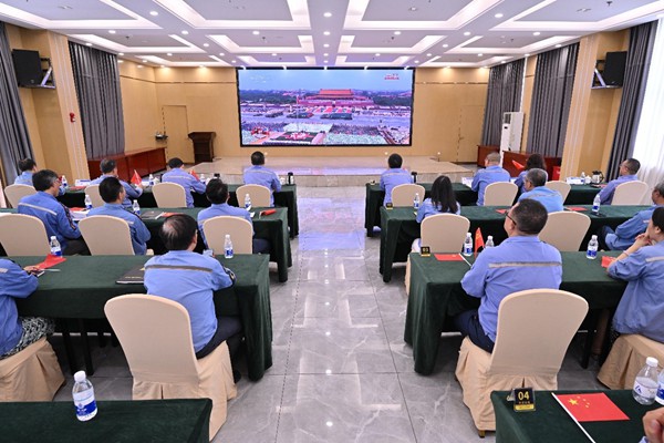 西南鋁組織員工收看紀(jì)念中國(guó)人民抗日戰(zhàn)爭(zhēng)暨世界反法西斯戰(zhàn)爭(zhēng)勝利80周年大會(huì)和盛大閱兵儀式直播。李影攝