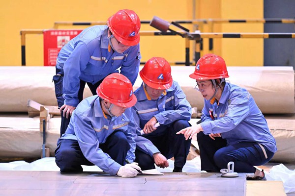 西南鋁技術(shù)員在商討板材優(yōu)化工藝改進(jìn)。李影攝