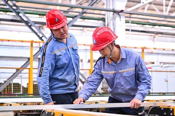 西南鋁員工檢查鋁型材尺寸。李影攝