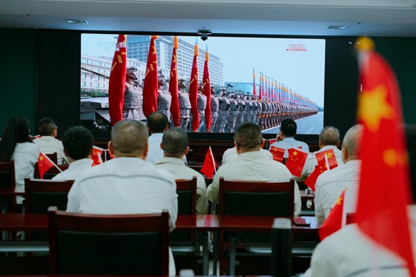 9月3日，國網(wǎng)永川供電公司組織人員收看紀念大會和閱兵儀式直播。余明雨攝