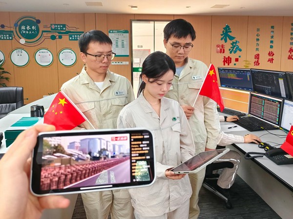 9月3日，在國網(wǎng)永川供電公司變電集控站，工作人員在監(jiān)測工作之余收看紀念大會和閱兵儀式直播。雷柳攝