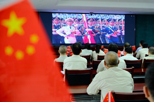9月3日，國網(wǎng)永川供電公司榮昌供電中心組織人員收看紀念大會和閱兵儀式直播。張雄攝