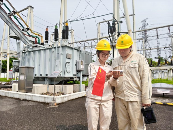 9月3日，在110千伏匯龍變電站，國網(wǎng)永川供電公司雷柳等人開展現(xiàn)場測溫工作之余，用手機收看紀念大會和閱兵儀式直播。吳京鴻攝