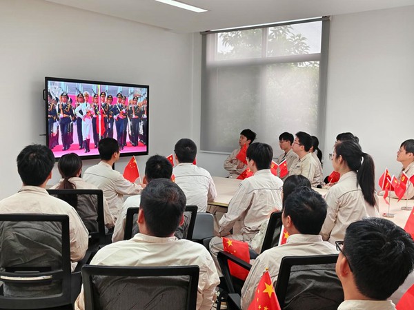 9月3日，國網(wǎng)永川供電公司輸變電中心組織人員收看紀念大會和閱兵儀式直播。雷柳 攝
