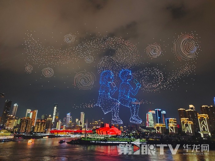 無(wú)人機(jī)燈光秀在兩江四岸核心區(qū)上演。資料圖