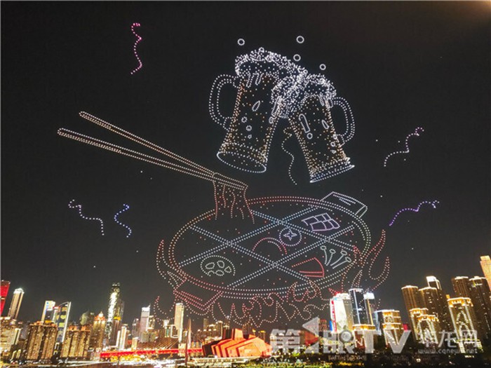 無(wú)人機(jī)變化成火鍋圖案。第1眼TV-華龍網(wǎng)記者 石濤 攝