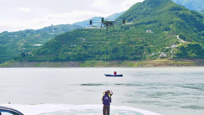 無(wú)人機(jī)正在等待運(yùn)輸脆李。巫山縣委宣傳部供圖