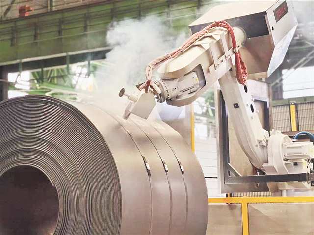 重慶鋼鐵股份有限公司的智能機(jī)器人為軋制好的產(chǎn)品烙印生產(chǎn)信息。（受訪者供圖）