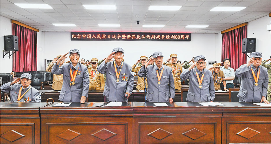 九月三日，重慶警備區(qū)渝中第三離休所，抗戰(zhàn)老戰(zhàn)士們?cè)谑湛粗辈r(shí)紛紛起身敬禮。首席記者 龍帆 攝\視覺(jué)重慶