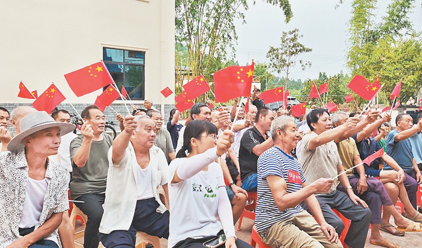 9月3日，潼南區(qū)雙江鎮(zhèn)仙鵝社區(qū)，村社干部和群眾一起收看直播。通訊員 何媛 攝/視覺(jué)重慶