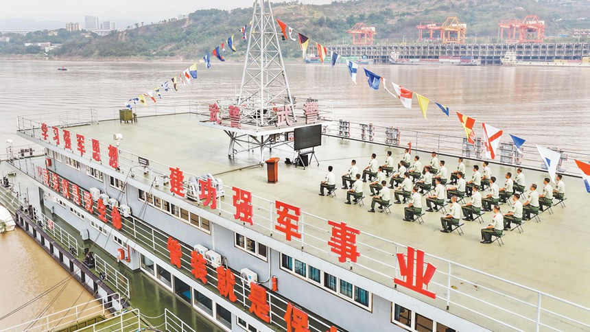 九月三日，南岸區(qū)，武警重慶總隊(duì)船艇支隊(duì)官兵在躉船甲板上收看直播。特約攝影 郭旭\視覺(jué)重慶
