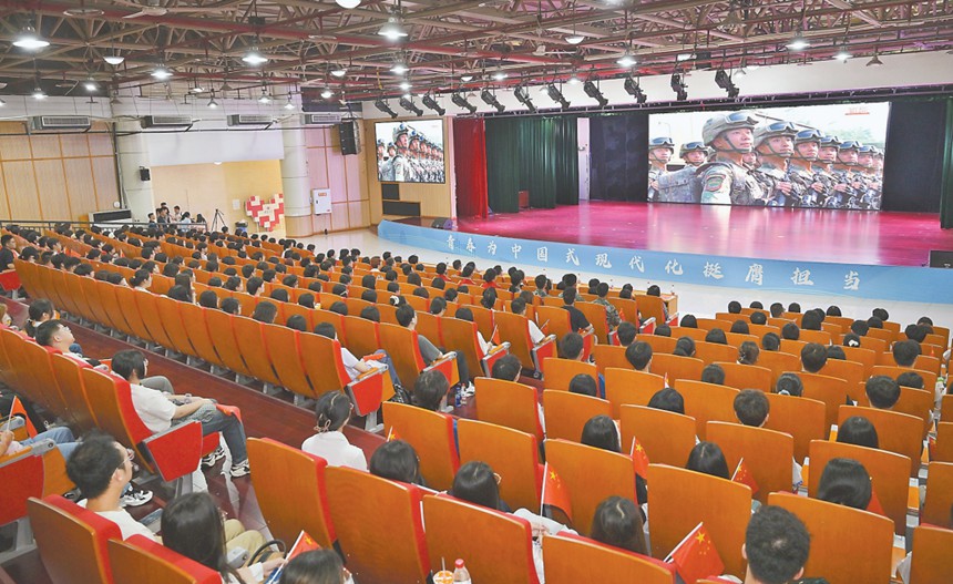 九月三日，西南大學(xué)圓頂報(bào)告廳，師生們?cè)谑湛粗辈?。記?張春曉 攝\視覺(jué)重慶