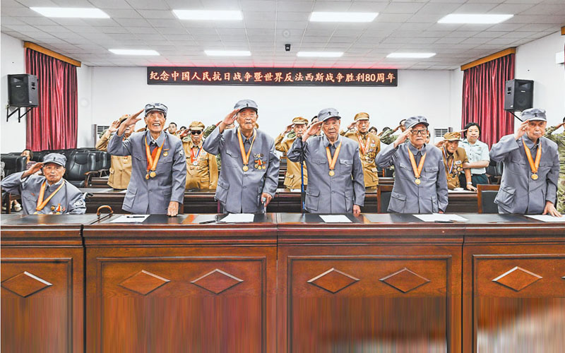 九月三日，重慶警備區(qū)渝中第三離休所，抗戰(zhàn)老戰(zhàn)士們?cè)谑湛粗辈r(shí)紛紛起身敬禮。首席記者 龍帆 攝\視覺(jué)重慶