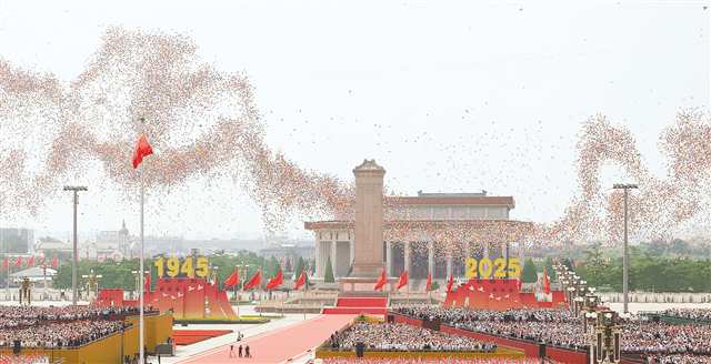 九月三日，紀(jì)念中國人民抗日戰(zhàn)爭暨世界反法西斯戰(zhàn)爭勝利八十周年大會在北京隆重舉行。這是紀(jì)念大會現(xiàn)場放飛和平鴿和氣球。新華社記者 姚大偉 攝