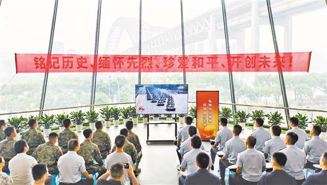 　九月三日，江北區(qū)川江航運(yùn)文化園，退役軍人代表、民兵代表、消防救援人員、群眾代表正在收看紀(jì)念中國(guó)人民抗日戰(zhàn)爭(zhēng)暨世界反法西斯戰(zhàn)爭(zhēng)勝利八十周年大會(huì)直播。記者 崔力 攝\視覺(jué)重慶