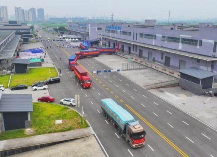 9月4日，重慶西永綜合保稅區(qū)，“重慶西永—東盟跨境專線”開(kāi)通發(fā)車。首席記者 龍帆 攝