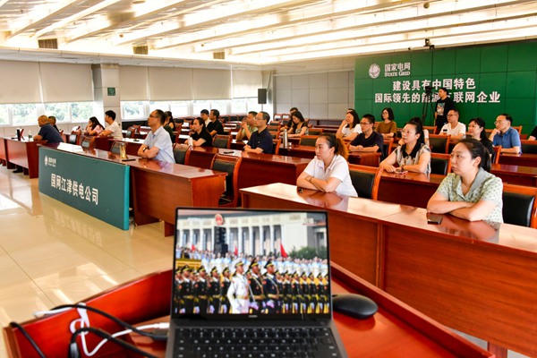 9月3日，國網(wǎng)重慶江津供電公司組織員工收看紀(jì)念大會和閱兵儀式直播。王化全攝