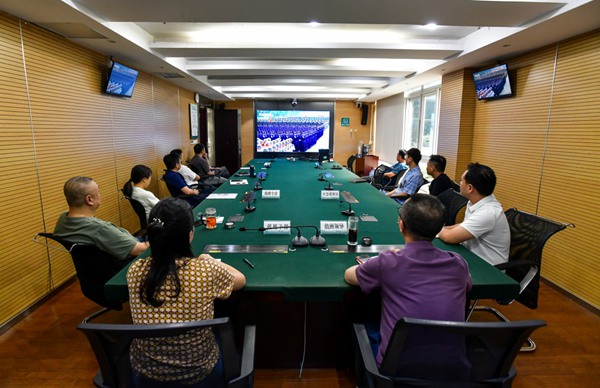 9月3日，國網(wǎng)重慶江津供電公司組織應(yīng)急值班員工收看紀(jì)念大會和閱兵儀式直播。王化全攝