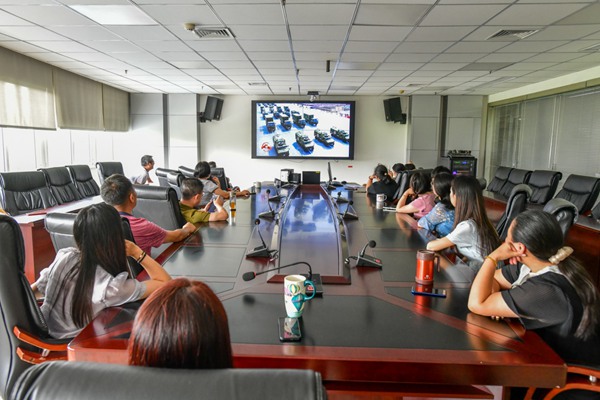 9月3日，國網(wǎng)重慶江津供電公司組織機(jī)關(guān)部室員工收看紀(jì)念大會和閱兵儀式直播。王化全攝