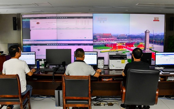 9月3日，國網(wǎng)重慶江津供電公司安監(jiān)部督查員工利用工作間隙收看紀(jì)念大會和閱兵儀式直播。王化全攝