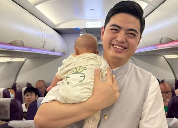 西部航空乘務(wù)員為旅客照顧嬰兒。西部航空供圖