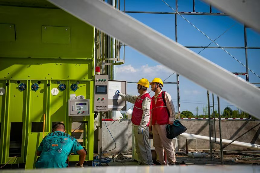 電力人員對農(nóng)機設(shè)備進(jìn)行安全檢查。國網(wǎng)永川供電公司供圖