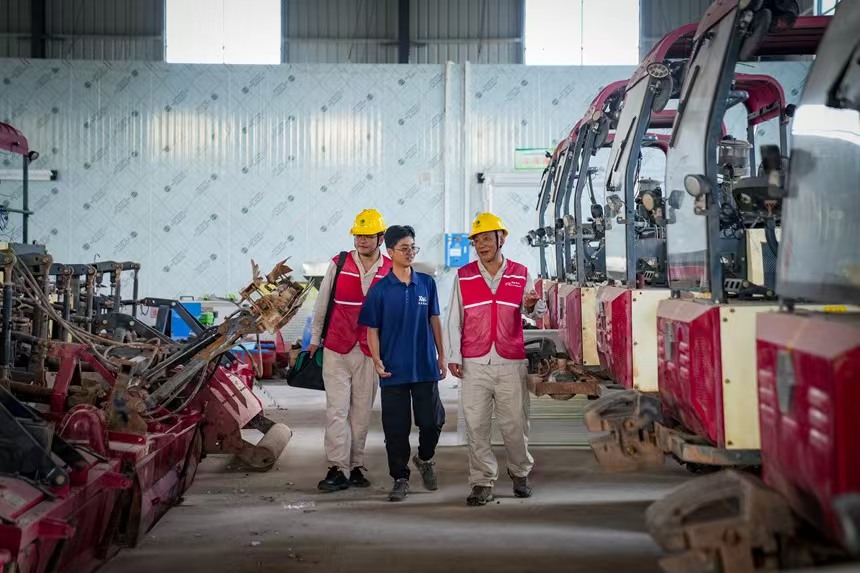 電力人員對農(nóng)機(jī)設(shè)備進(jìn)行安全檢查，并了解村民用電需求。國網(wǎng)永川供電公司供圖