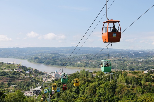 游客乘坐索道觀光。景區(qū)供圖