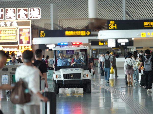 航站樓內(nèi)見警燈。重慶市公安局機(jī)場分局供圖