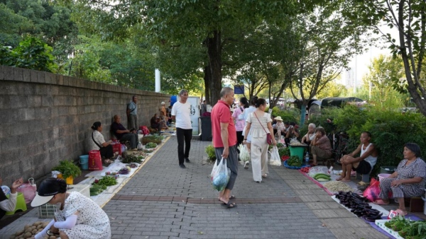 熱鬧的潮汐攤區(qū)市場(chǎng)。簡(jiǎn)訓(xùn)攝