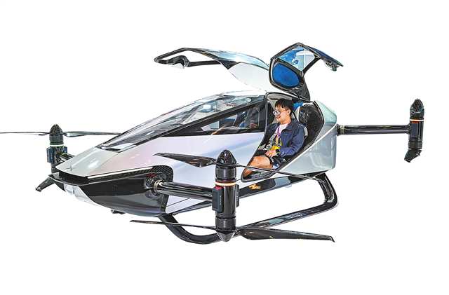 9月4日，媒體記者在智博會現(xiàn)場參觀體驗智能電動垂直起降飛行器。新華社發(fā)