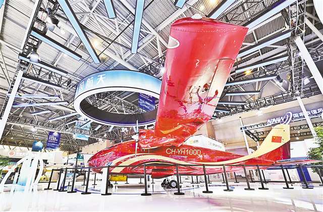 低空經濟展區(qū)的彩虹-YH1000無人運輸機。本版圖片除署名外由記者龍帆、尹詩語攝/視覺重慶