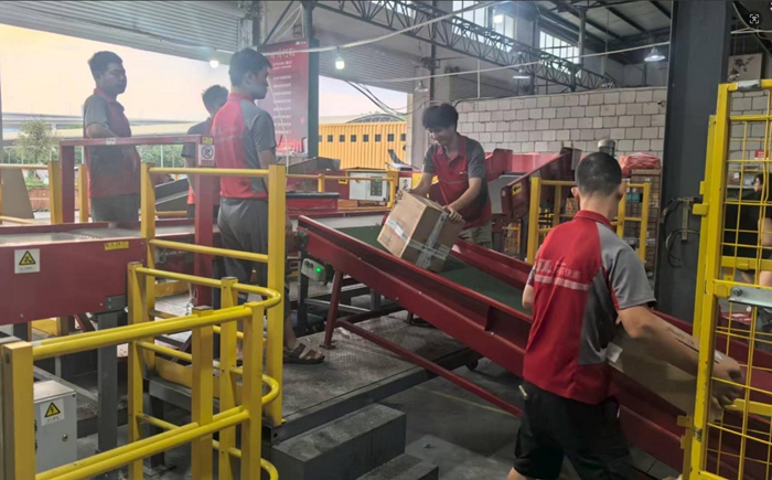 重慶京邦達(dá)物流有限公司工作人員作業(yè)中。重慶市人力社保局供圖