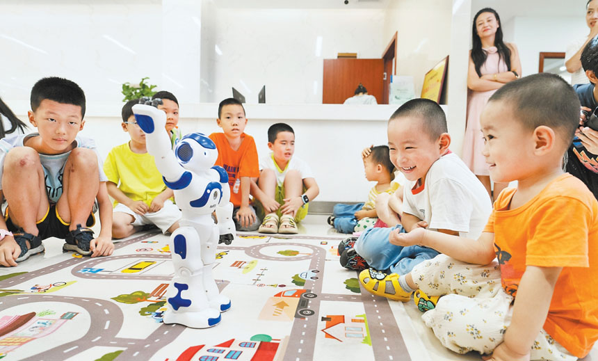 八月二十日，在北碚區(qū)開(kāi)展的機(jī)器人與人工智能科普移動(dòng)課堂上，孩子們和機(jī)器人在互動(dòng)。特約攝影 秦廷富\視覺(jué)重慶