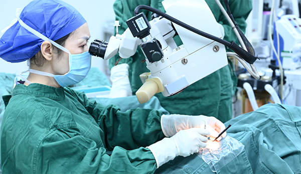 手術(shù)現(xiàn)場。重慶南坪愛爾眼科醫(yī)院供圖