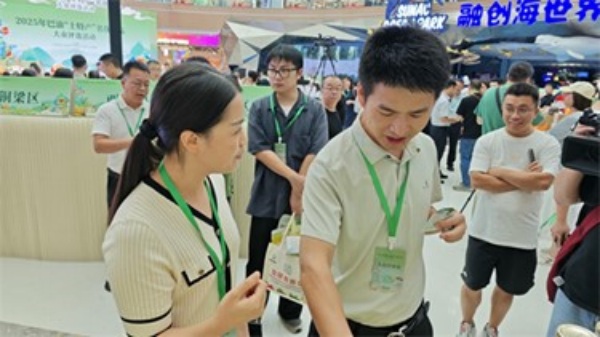 潼南推介官講述參展產(chǎn)品。潼南區(qū)委宣傳部供圖