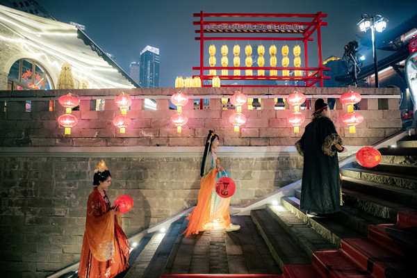 市民、游客參與“十八梯打燈籠步步高”春節(jié)活動。渝中區(qū)委宣傳部供圖