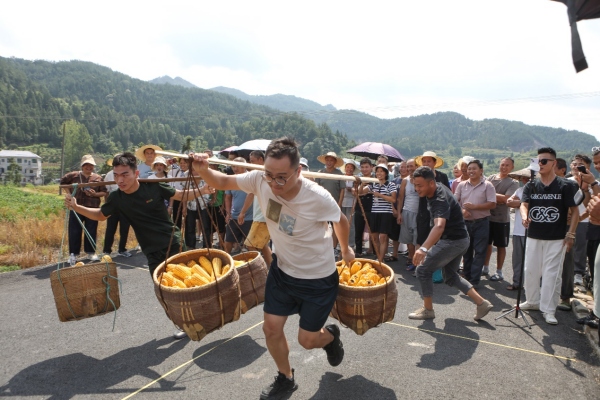 村民們正在參加挑苞谷比賽。胡程攝