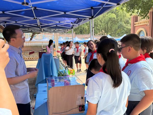 有趣的科普展位吸引學(xué)生駐足觀看。陳俊攝