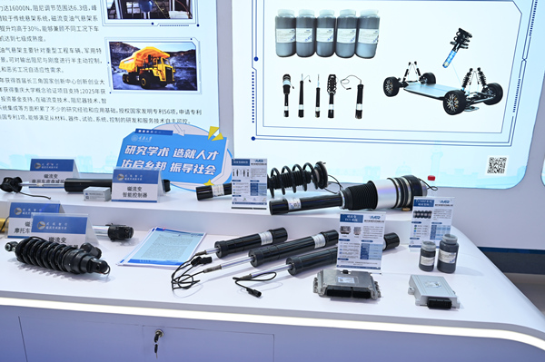 智聯(lián)汽車領(lǐng)域相關(guān)產(chǎn)品展示。鄒樂攝