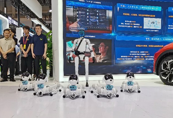 中國(guó)移動(dòng)展出的四足機(jī)器狗與人形機(jī)器人。徐粘琴攝