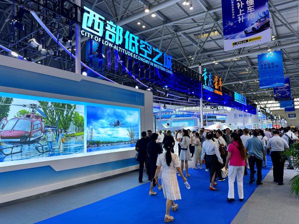 梁平展廳人氣旺。黃亞輝攝