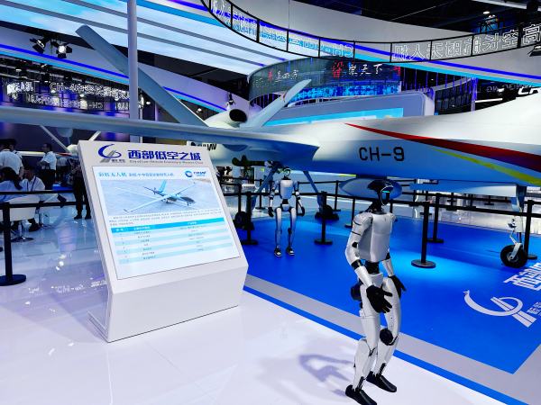 無人機與智能機器人“迎客”。黃亞輝攝